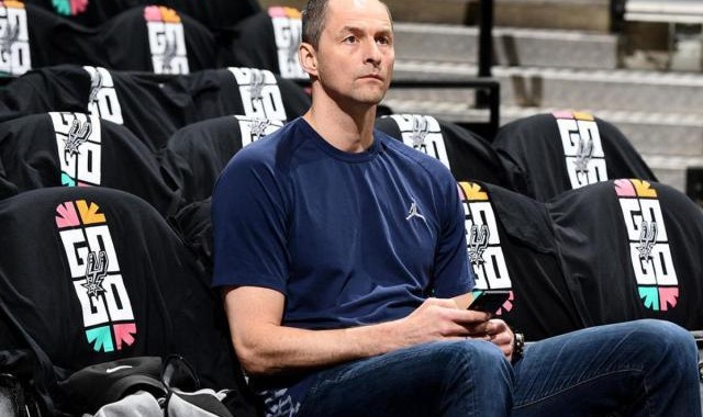 公牛副总裁首次面对老东家 掘金球员向他感谢致意