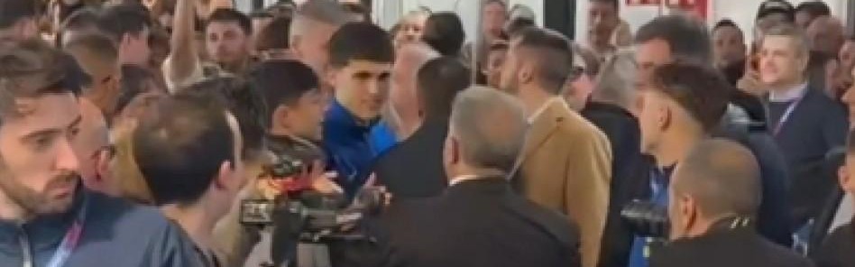 开云体育-巴萨球员抵达投票现场，并与拉波尔塔一起庆祝比赛胜利