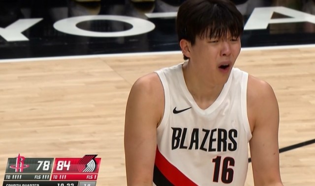 开云体育-拓媒：杨瀚森总抱怨裁判 可有些犯规/违例太明显 难道在CBA不吹？